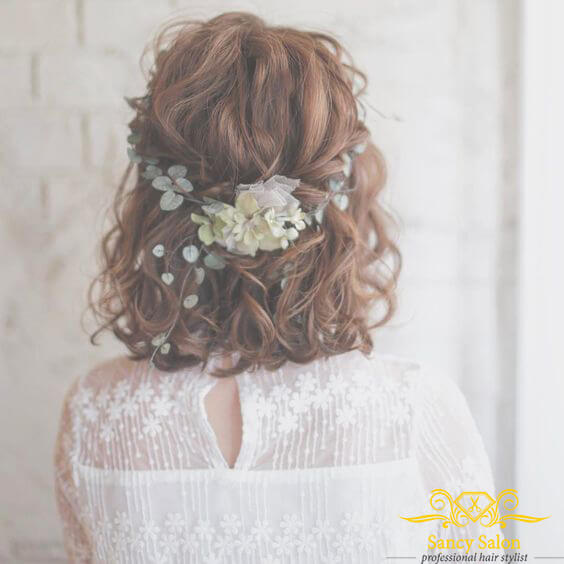 Mái tóc xoăn sóng ngắn được kết hợp thêm chút hoa lá sẽ khiến nàng trông như một nàng công chúa