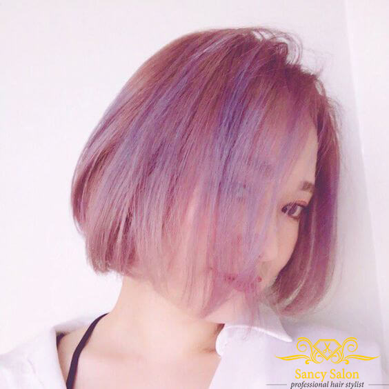 Nhuộm tóc bob màu hồng tím luôn là sự lựa chọn hàng đầu của những cô nàng yêu thích sự mới lạ và nổi bật. Hãy xem hình ảnh liên quan để tìm hiểu cách tạo kiểu tóc hoàn hảo này nhé!
