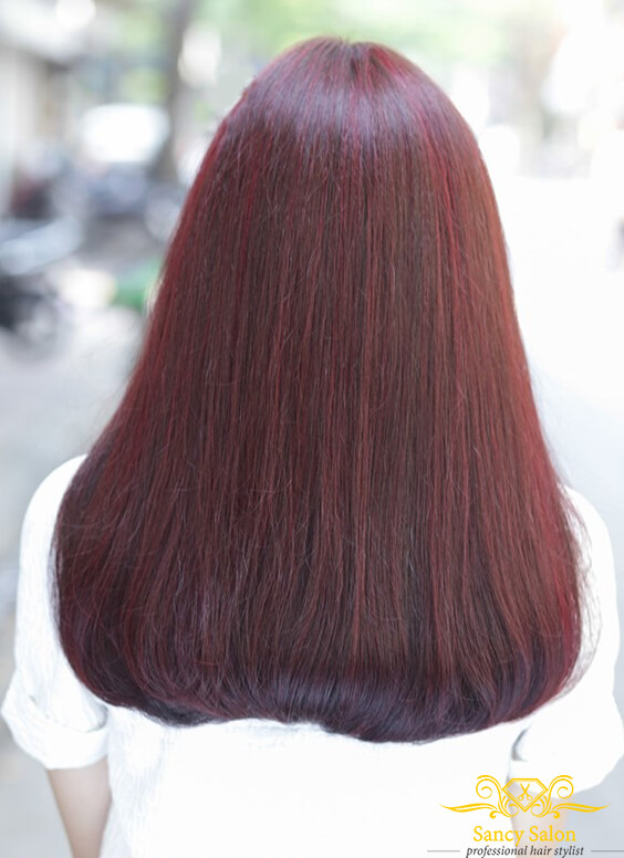Tông màu nâu đỏ cho mái tóc ép của bạn thêm phần nổi bật và quyến rũ