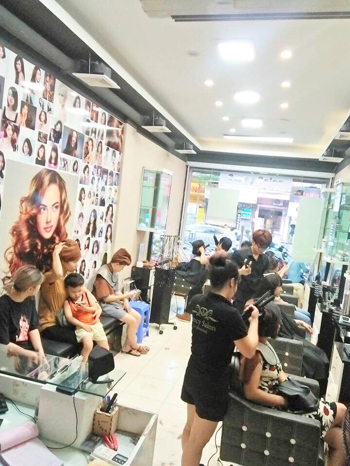 Cửa hàng cắt tóc nữ đẹp tại Hà Nội chúng tôi cam kết sẽ làm cho bạn hài lòng với kiểu tóc mới của mình. Với đội ngũ thợ chuyên nghiệp và tay nghề cao, chúng tôi sẵn sàng đáp ứng mọi nhu cầu của bạn.