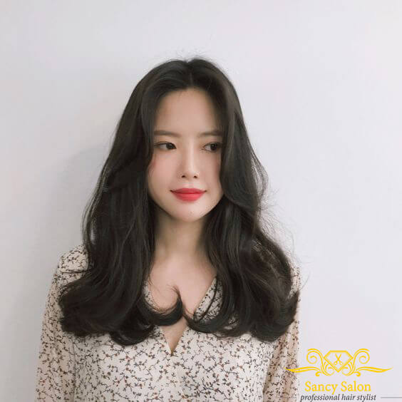 Kiểu tóc hai mái Hàn Quốc uốn xoăn nhẹ nhàng này giúp che bớt đi khuôn mặt to khiến bạn tự ti, tôn lên nét đẹp quyến rũ, cực kỳ thu hút.