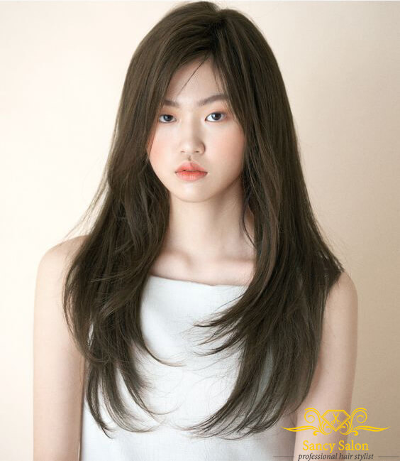 Tóc dài tỉa layer cực kỳ phù hợp với cô gái có khuôn mặt tròn.