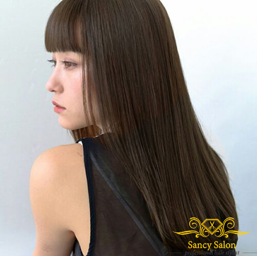 Kiểu tóc ép mái bằng khá phù hợp với những cô nàng mặt dài, bởi chiếc mái sẽ giúp khuôn mặt thêm phần đầy đặn và tròn trịa hơn