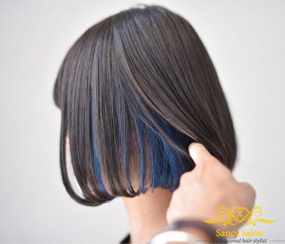 Màu xanh dương được nhuộm giấu phía sau lớp tóc đen nguyên bản