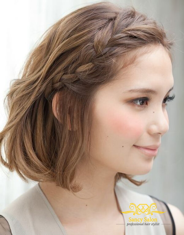 Tóc mái được tết lại giúp mái tóc dày ngắn thêm xinh đẹp, tinh tế.