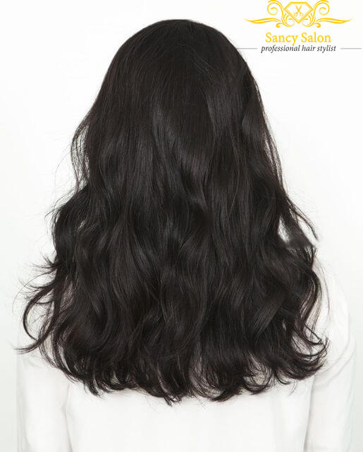 Tóc đen kết hợp với tóc uốn sẽ giúp nâng hạng độ duyên dáng, dịu dàng, đoan trang lên gấp bội